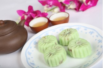 Box of 8 Pcs Mini Pandan Snowskin White Lotus Paste with Cranberries Mooncakes